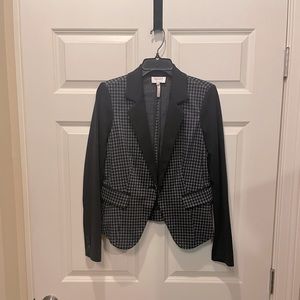 Soft knit jacket blazer by Laundry in 8. Houndstooth w/ black sleeves & accents.